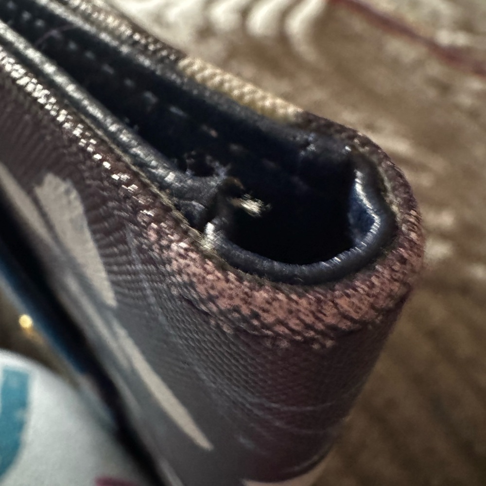 LIKE NEW BUXTON WALLET - Picture 8 of 8